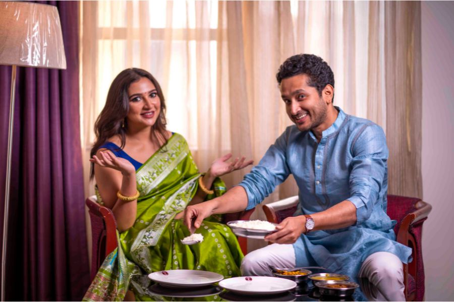 আড্ডা দিতে দিতেই  নিজের হাতে সযত্নে ভাত পরিবেশন করলেন পরমব্রত, শুভশ্রীর জন্য। 