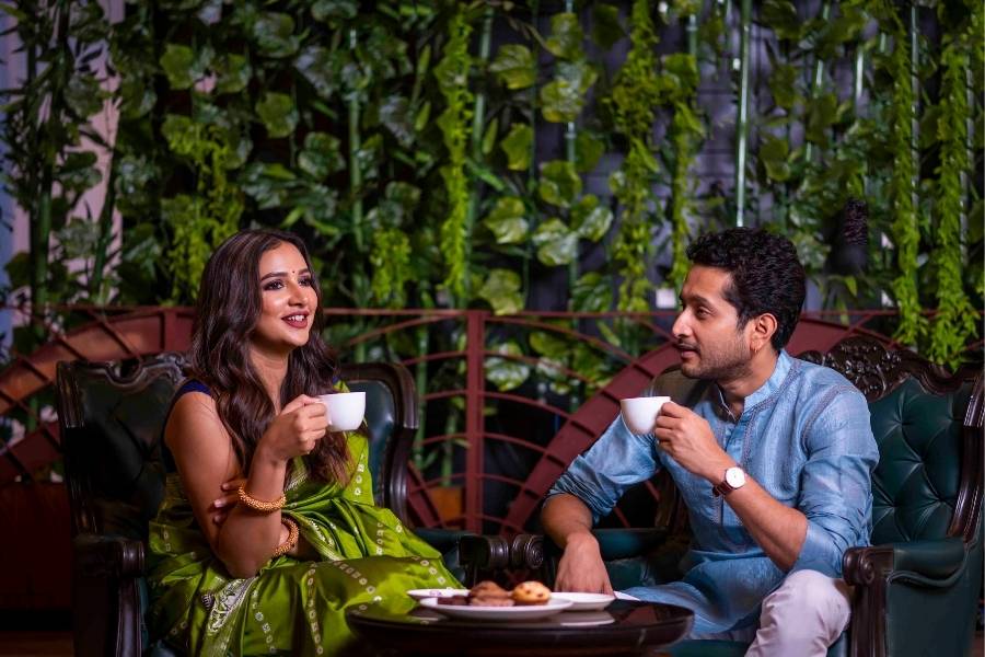 পুজোর আগে হালকা মেজাজে কফির আড্ডায় জমিয়ে গল্প সারলেন দু’জন।