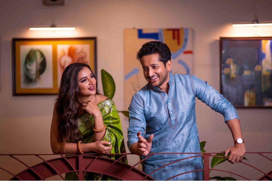 ‘ব্যবসা করলে কি বাঙালির জাত যায়? পুরুষালি, মেয়েলি, এই সংজ্ঞাগুলো কারা ঠিক করে? মেয়েদের স্বাধীন হওয়া কি পুরুষের মতো হওয়া?’ এই প্রশ্নগুলিই তুলেই মুক্তি পেতে চলেছে ‘বৌদি ক্যান্টিন’।