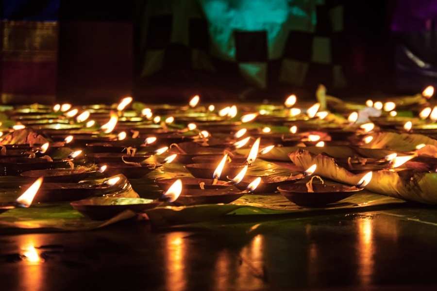 নবমীতে প্রথমে গাভী পুজো দিয়ে শুর হয়। এরপর হয় সন্ধিপূজা। ১০৮ টি প্রদীপ ও পদ্মফুল মা দুর্গাকে উৎসর্গ করা হয়।এরপর, মহা নবমীতে শীল বাড়িতে সধবা এবং কুমারী পুজো করা হয়। 