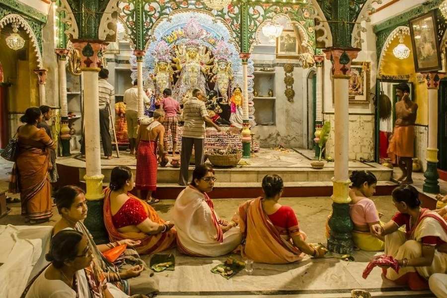 পুজোর ভোগের বিপুল আয়োজনে করা হয় থাকে। লুচি, কচুরি, মিষ্টি-সহ থাকে আরও অনেক কিছু। নবমীর দিনে শীল বাড়ির সংলগ্ন সকল দুস্থ পল্লিবাসীর জন্য দুপুরের খাবারের ব্যবস্থাও করা হয়।