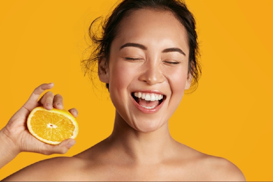 ভিটামিন সি ত্বকের পুষ্টি কোলাজেন উৎপাদনের পরিমাণ বাড়িয়ে তোলে। 