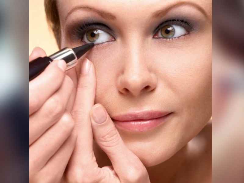 চোখের অশ্রুরেখায় কাজল লাগান। 