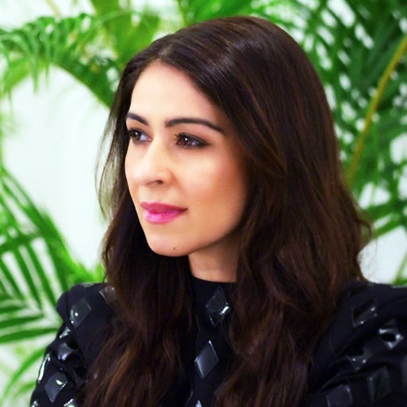 ইতিমধ্যেই বেড়েছে তাঁর অনুরাগীর সংখ্যাও। ভাবনার পুরনো দিনের ছবিও খুঁজে বার করেছেন অনুরাগীরা। বেশির ভাগ ছবিই চাঙ্কির সঙ্গে। সমাজমাধ্যমে তাঁর ছবি ছড়িয়েও পড়েছে।