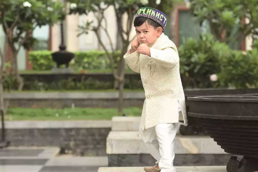  চেহারা ছোটখাটো। তবে তাঁর চেহারায় রয়েছে এক প্রাণবন্ত মেজাজ। সলমনের শোয়ে প্রথম প্রতিযোগী হয়ে বিগ বসের ঘরে পা রাখছেন তাজিকিস্তানের গায়ক আবদু রজিক।