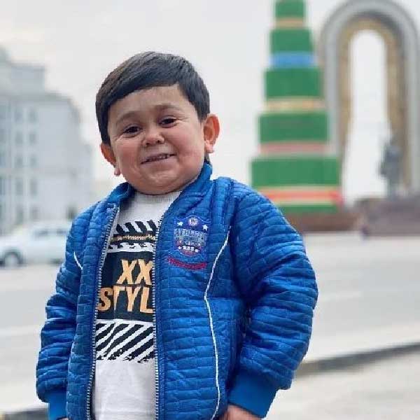  বিগ বসে যোগ দিতে পেরে তিনি যে বেশ খুশি, সেই অনুভূতির কথা সলমনকে বলেছেন রজিক। তিনি বলেছেন, ‘‘আমি খুবই খুশি। বিগ বসের ঘরে যাওয়ার জন্য মুখিয়ে আছি।’’