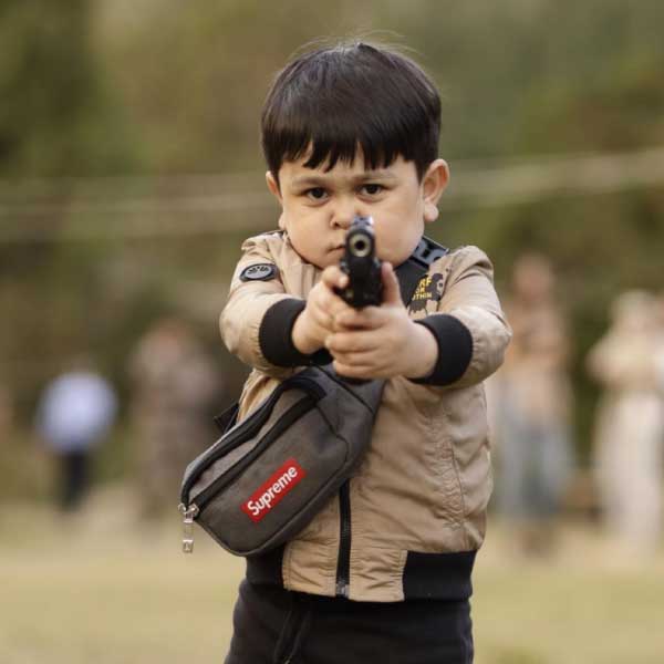 রজিক ছোটবেলা থেকেই রিকেট রোগে (ভিটামিন ডি’র অভাবে শিশুদের এক ধরনের রোগ। যার ফলে উচ্চতা বাড়ে না) আক্রান্ত। মালি পরিবারের ছেলে। অর্থাভাবে চিকিৎসা করাতে পারেননি। 