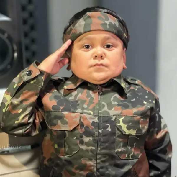  ১৮ বছর বয়সেই তাবড় তাবড় খ্যাতনামীদের সান্নিধ্য পেয়েছেন রজিক। রণবীর সিংহ, অনুষ্কা শর্মা, শাহিদ কপূরের মতো অভিনেতার সঙ্গে তাঁর ছবি সাড়া ফেলেছে।