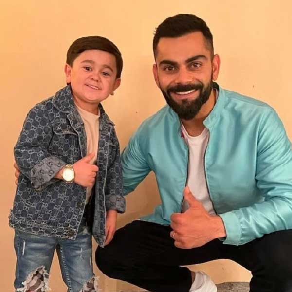  ক্রিকেটার বিরাট কোহলীর সঙ্গেও ফ্রেমবন্দি হয়েছেন রজিক। 