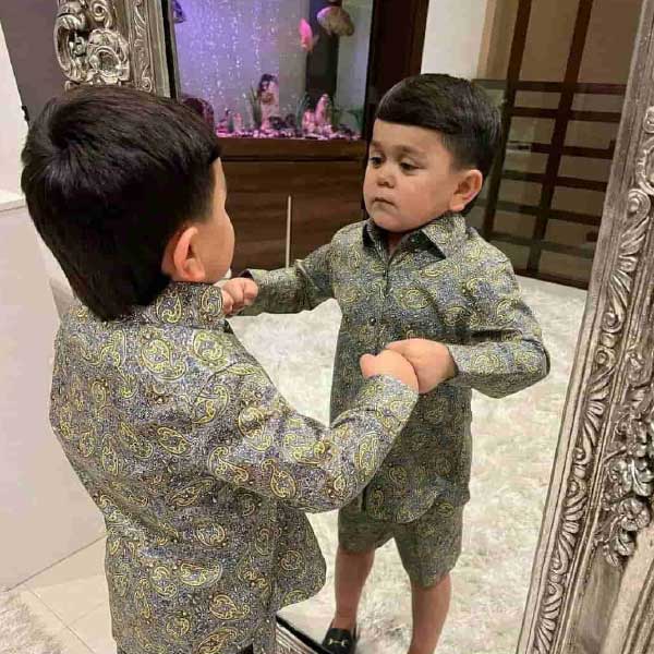 উচ্চতা কম হলেও তাঁর স্টাইল কিন্তু কম নয়। চোখের চাহনি, মুখের হাসি— সবেতেই মাত করেছেন তাঁর অনুরাগীদের।