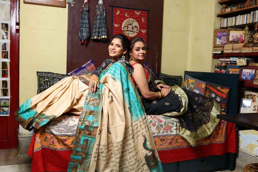 শুরুটা হয়েছিল তিরিশ বছর আগে। উদ্দেশ্য ছিল কবিতা, সাহিত্যকে তাঁদের কাছে পোঁছে দেওয়া, যাঁরা এ রসে বঞ্চিত। বাংলা সাহিত্যকে এক প্রজন্ম থেকে অন্য প্রজন্মে এগিয়ে নিয়ে যাওয়ার এই অভিনব পরিকল্পনায় চৈতালি দাশগুপ্ত সে দিন পাশে পেয়েছিলেন কবি-সাহিত্যিকদের। টি-শার্টে লেখা সুভাষ মুখোপাধ্যায়ের কবিতা দিয়ে শুরু হয়েছিল ‘শ্রাবস্তী’র পথচলা।