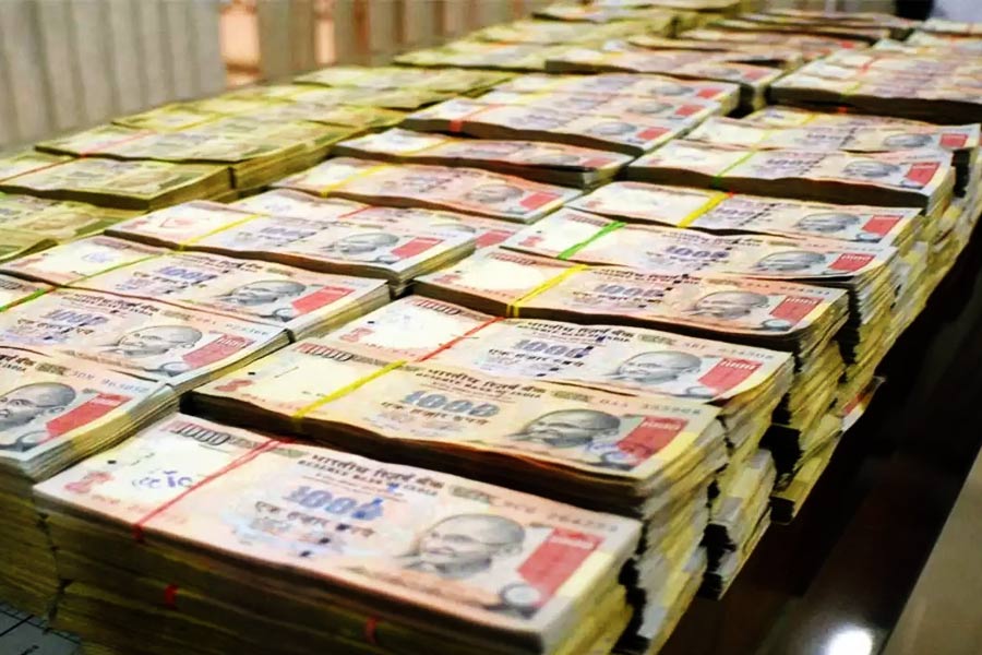 লুট করা হয়েছিল প্রায় ৫ কোটি ৭৮ লক্ষ টাকা। কিন্তু তার মধ্যে ২ কোটি টাকা স্রেফ পুড়িয়ে নষ্ট করে দিতে বাধ্য হন ডাকাতের দল। অন্তত এমনটাই দাবি করেছিলেন অভিযুক্তেরা। অভিযুক্তদের দাবি অনুযায়ী, ভাগ্যের পরিহাসেই এই বিশাল অঙ্কের টাকা তাঁদের পুড়িয়ে দিতে হয়েছে।