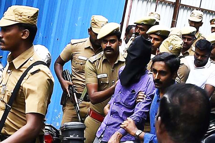 ২০১৬ সালের ঘটনা। সালেম-চেন্নাই এগমোর এক্সপ্রেস থেকে লুট হয়ে যায় নগদ ৫ কোটি ৭৮ লক্ষ টাকা।