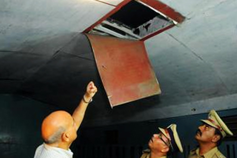 ২০১৬ সালের ৮ অগস্ট সালেমের ইন্ডিয়ান ওভারসিজ ব্যাঙ্ক থেকে ৩৪২ কোটি টাকা ট্রেনে করে নিয়ে যাওয়া হচ্ছিল চেন্নাইয়ের রিজার্ভ ব্যাঙ্ক অফ ইন্ডিয়াতে।