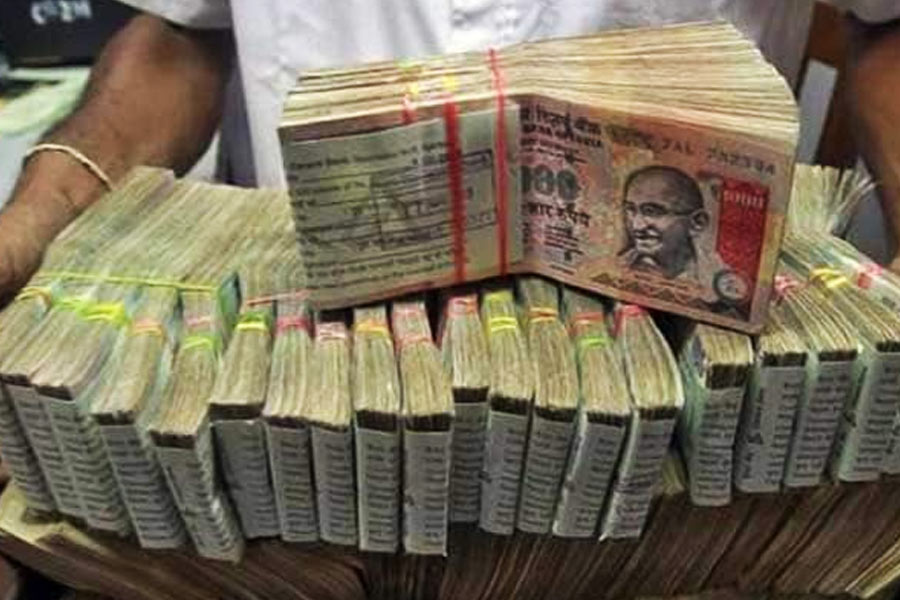 ট্রেনে উঠে ৩৪২ কোটির মধ্যে  ৫ কোটি ৭৮ লক্ষ টাকা লুট করে নিয়ে যায় দুষ্কৃতীর দল।