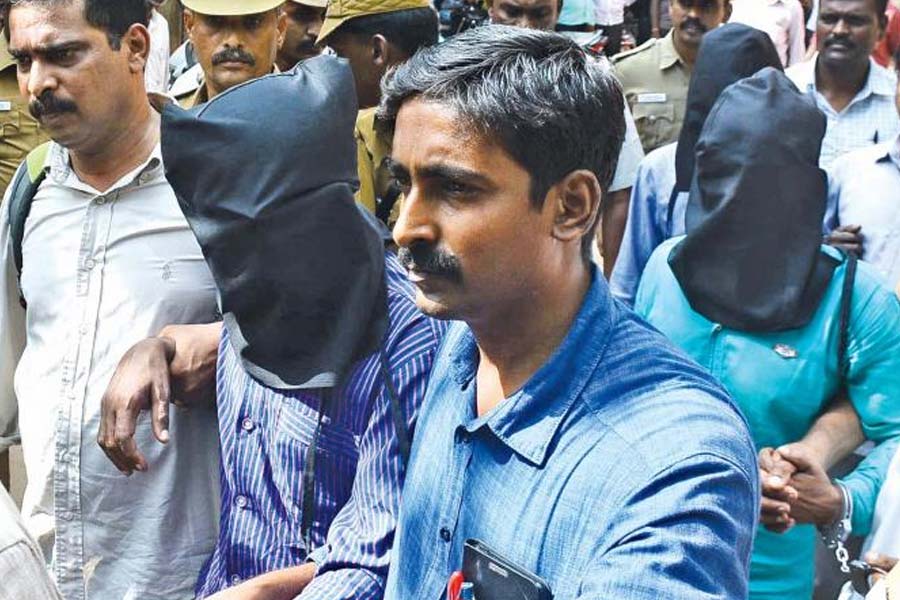 দু’বছর ধরে তদন্ত চালিয়ে ২০১৮ সালের অক্টোবরে সিবি-সিআইডি দল মধ্যপ্রদেশের গুনা জেলার একটি গ্যাংয়ের সাত জনকে ডাকাতির অভিযোগে গ্রেফতার করে। গ্রেফতার করা হয়েছিল এই গ্যাংয়ের মাথা মোহর সিংহকেও।