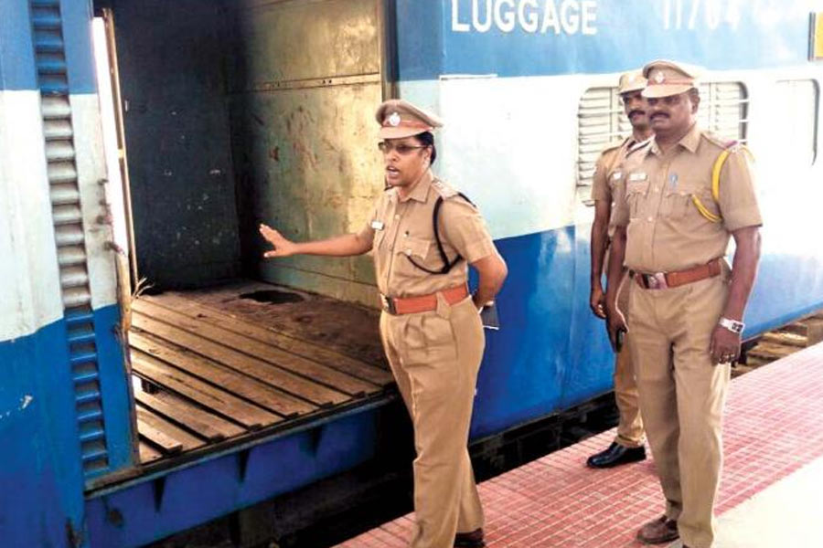 পুলিশের জেরার মুখে পড়ে অভিযুক্তরা নিজেদের দোষ স্বীকার করেন এবং কী ভাবে তাঁরা এই ডাকাতির ছক কষেছিলেন, তা পুলিশকে জানান।