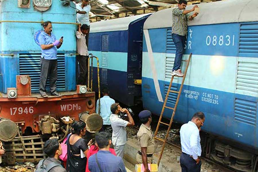 চিন্না সালেম এবং বৃদ্ধাচলম রেলওয়ে স্টেশনের মাঝামাঝি কোনও জায়গায় তাঁরা চলন্ত ট্রেনের ছাদে ওঠে পার্সেল ভ্যানের মাথায় গর্ত করে ট্রেনে প্রবেশ করেন। এর পর কাঠের বাক্স ভেঙে নগদ টাকা নিয়ে ট্রেন থেকে নেমে চম্পট দেয় ডাকাতের দল।