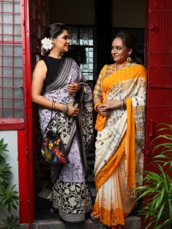 ‘শ্রাবস্তী’র সঙ্গে আত্মিক যোগ বিদীপ্তা ও সুদীপ্তার চক্রবর্তীর। পুজোর কেনাকাটায় ‘পদ্য শাড়ি’, পদ্য পোশাক’ থাকবেই। প্রতি বছর পুজোয় বাইরে বেড়াতে যাওয়ার প্ল্যান থাকে বিদীপ্তার। এ বছরটা অন্য রকম। কলকাতায় থাকছেন অভিনেত্রী।