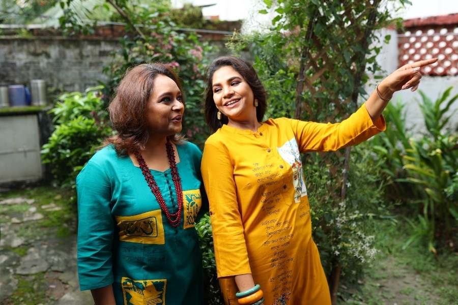 অন্য দিকে পুজোয় কলকাতা ছেড়ে কোথাও যেতে মন চায় না সুদীপ্তার। প্রতি বছর পুজো কাটে গল্ফ ক্লাব রোডে। এ বার দিদি বিদীপ্তাও কলকাতাতেই। দু’জনের জমিয়ে আড্ডার প্ল্যান। বহু দিন পরে আবার একসঙ্গে ছোটবেলার স্মৃতিগুলোকে উসকে দেওয়ার সুযোগ।