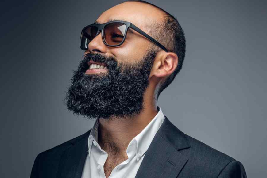 বাহারি দাড়ি ও চশমা। 