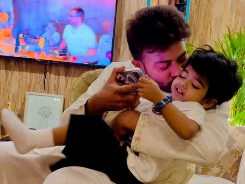 ছেলেকে কোলে নিয়ে আদরে মজেছেন শাকিব খান। 
