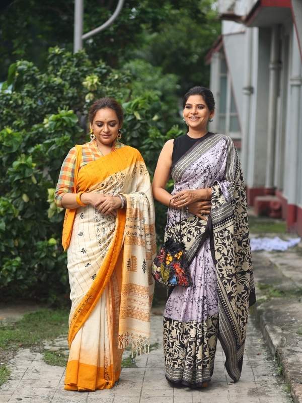 অন্য দিকে পুজোয় কলকাতা ছেড়ে কোথাও যেতে মন চায় না সুদীপ্তার। প্রতি বছর পুজো কাটে গল্ফ ক্লাব রোডে। এ বার দিদি বিদীপ্তাও কলকাতাতেই। দু’জনের জমিয়ে আড্ডার প্ল্যান। বহু দিন পরে আবার একসঙ্গে ছোটবেলার স্মৃতিগুলোকে উসকে দেওয়ার সুযোগ।