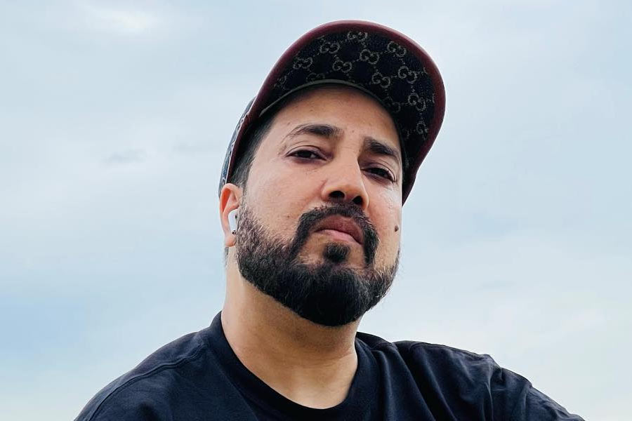 ‘জব উই মেট’ ছবিতে অভিনেতা শাহিদ কপূরের জন্য তিনি গেয়েছিলেন ‘মৌজা হি মৌজা’ (আনন্দ করা বা মজা করা)। বাস্তব জীবনেও তিনি মজাতেই যে কাটাচ্ছেন, তার আভাস পাওয়া গেল এ বার। কথা হচ্ছে বলিউডের ‘হিট’ গায়ক মিকা সিংহকে নিয়ে। 