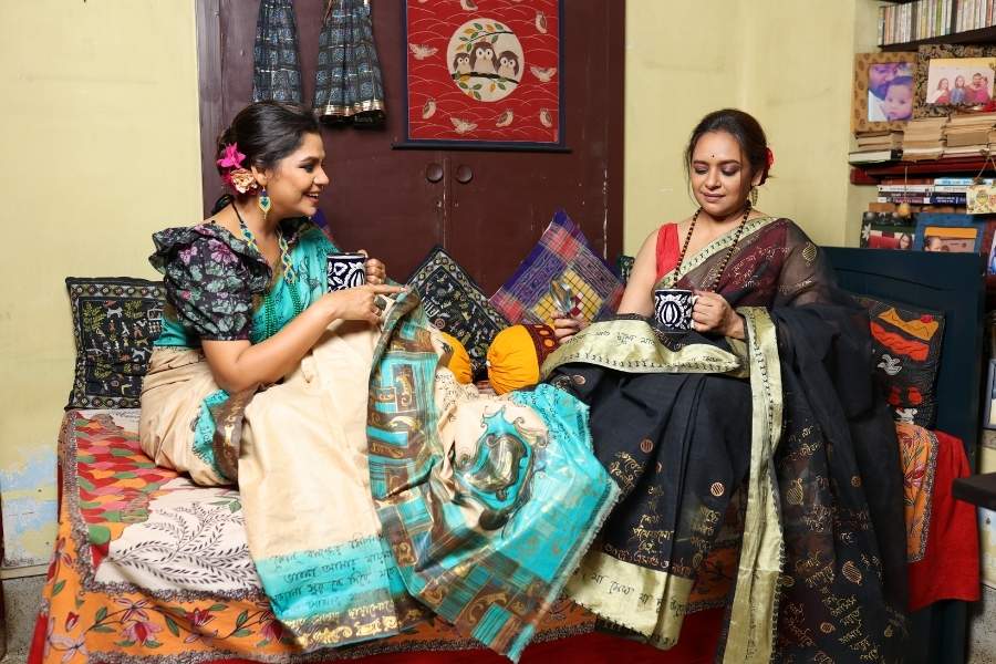 প্যান্ডেলের বাঁশ বাঁধা থেকে শুরু করে প্রতিমা বিসর্জন- দুই বোনের ছোটবেলার শারদীয়া ছিল আবাসনের পুজোকে ঘিরে।