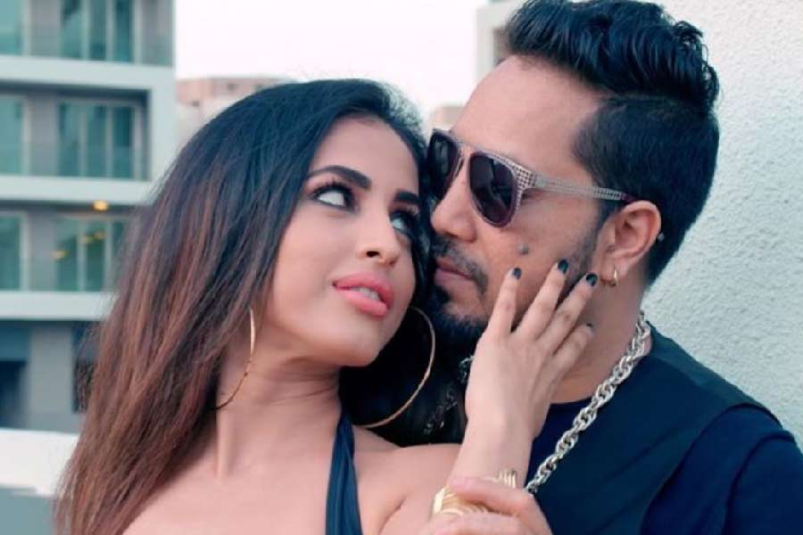 দ্বীপ কেনার খবর নিজেই জানিয়েছেন মিকা। দ্বীপে জলাশয়ে বোটে সওয়ার হয়ে ক্যামেরাবন্দি হয়েছেন গায়ক। সেখানে একেবারে ফুরফুরে মেজাজে পাওয়া গিয়েছে তাঁকে। 