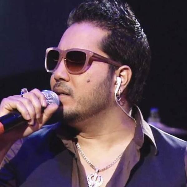 মিকার ইনস্টাগ্রামে ভিডিয়ো পোস্ট করে লেখা হয়েছে, ‘‘পপ গায়ক মিকা সিংহ তাঁর ছোট স্বর্গে দারুণ সময় কাটাচ্ছেন। প্রথম ভারতীয় গায়ক, যাঁর ব্যক্তিগত দ্বীপ রয়েছে। সেই সঙ্গে একটি জলাশয়, সাতটি বোট ও ১০টি ঘোড়া। যাকে বলে সত্যিকারের রাজা।’’