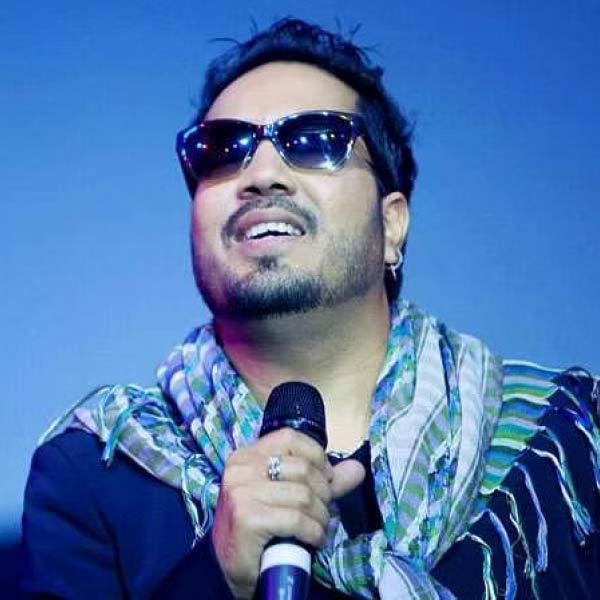 আর একটি পোস্টে লেখা হয়েছে, ‘‘আমার সুন্দর স্বর্গে স্বাগত। আপনাদের সকলকে বোটে করে আসতে হবে। দয়া করে আসুন, সিংহ অপেক্ষা করছে।’’