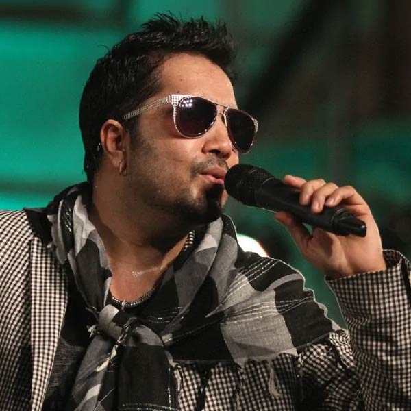 মিকার স্থাবর সম্পত্তিও নজরকাড়া। মুম্বইয়ে থাকেন গায়ক। বাণিজ্যনগরীর লোখান্ডওয়ালায় প্রাসাদোপম বাড়িতে থাকেন তিনি। 