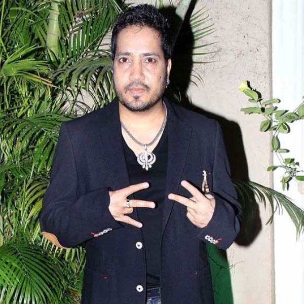 লোখান্ডওয়ালার ওই বাড়ি ছাড়াও মুম্বইয়ের বিভিন্ন এলাকায় একাধিক ফ্ল্যাট রয়েছে গায়কের।  দামি বাড়ির পাশাপাশি মূল্যবান গাড়ির সম্ভারও রয়েছে মিকার। 