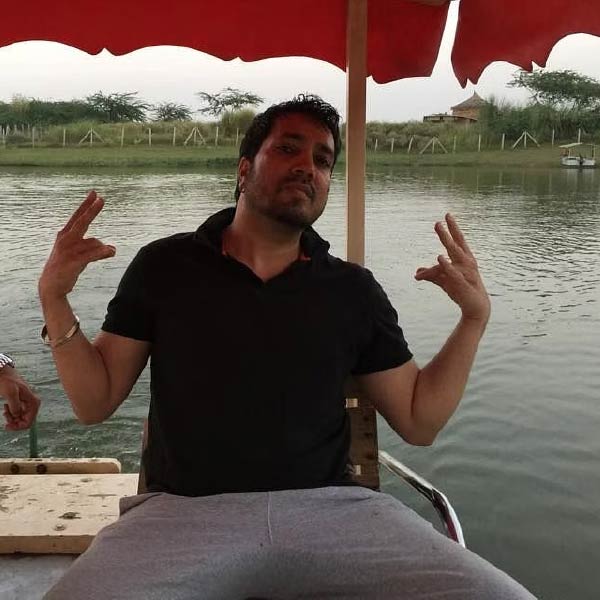 জানা গিয়েছে, গায়কের ঘরে রয়েছে ‘পোর্শে প্যানামেরা’ গাড়ি। যার বাজারমূল্য ১.৪৪ কোটি টাকা। 