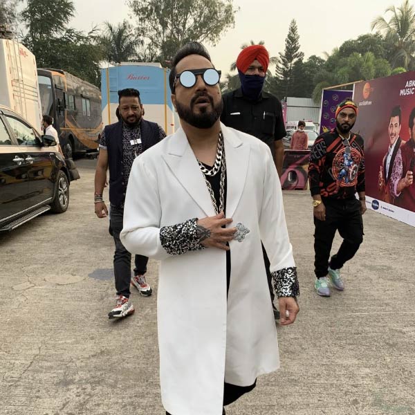 এ ছাড়াও রয়েছে প্রায় ৮০ লক্ষ টাকার ‘হ্যামার এইচ৩’-র গাড়ি,  প্রায় ২.৮০ কোটি টাকার ‘ল্যাম্বরঘিনি গ্যালার্দো’র গাড়ি। 