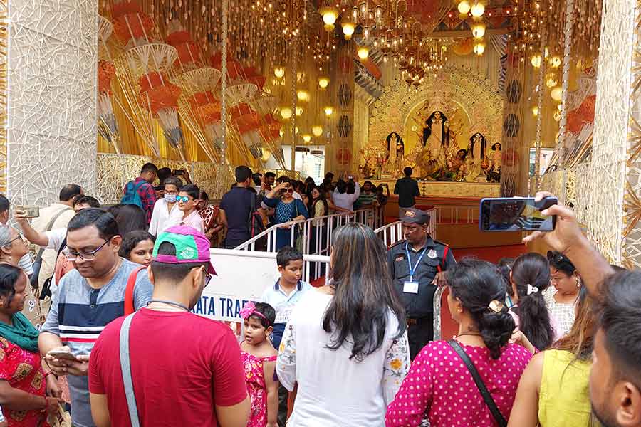 পঞ্চমীর দুপুরে দক্ষিণ কলকাতার একটি পুজোমণ্ডপের সামনে জনজোয়ার।