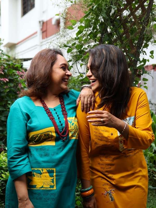 বন্ধুদের সঙ্গে আড্ডা, সকাল থেকে মণ্ডপে কাটানো, প্রতিটা মুহূর্ত জমিয়ে উপভোগ করতেন দুই বোন।  বড় হয়ে দু’জনেই এখন ব্যস্ত অভিনেত্রী। তবু পুজোর সময়ে আজও আড্ডা বসে। হাসি ঠাট্টা, খুনসুটিতে সময় কাটে। 