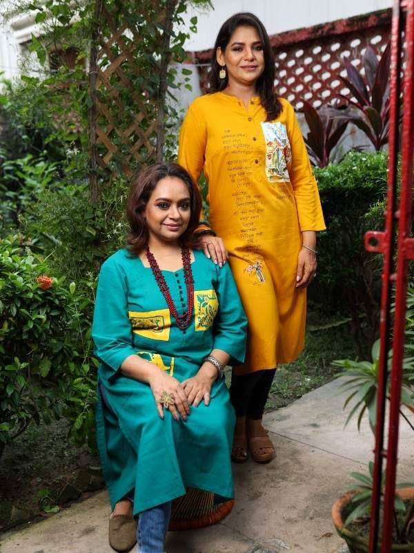 পুজোর চার দিনে হাল্কা পোশাকই পছন্দ দু’জনের। তবে এক দিন শাড়ি পরতেই হবে। সি-গ্রিনের ওপর সহজ পাঠের মোটিফ করা কুর্তা পরেছেন বিদীপ্তা। গলায় ম্যাক্রমের লম্বা হার।  সুদীপ্তার পছন্দ রবি ঠাকুরের কবিতা লেখা হলুদ কুর্তি। বুকের কাছে রামকিঙ্কর বেজের পেন্টিংয়ের অনুসরণে আঁকা মোটিফ। হাতে আকাশ নীল ও হলুদ রঙের কাঠের বালা। একেবারে জমাটি আড্ডার পোশাক।