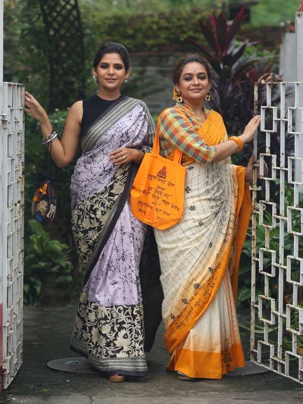 পাড়ায় দুপুরের বৈঠক বা সন্ধেয় বাড়ির মজলিশি মেজাজে হাল্কা শাড়িতে স্বচ্ছন্দ দু’জনেই।  সুদীপ্তা বেছে নিয়েছেন শ্রাবস্তীর বাটিক-কাঁথা শাড়ি। ক্র্যাক করা বাটিকের পাড় ও আঁচলে কালো বাটিকের ফুলেল নকশা।  বিদীপ্তার পছন্দ হলুদ পাড়ের অফ-হোয়াইট হ্যান্ডলুম শাড়ি, তাতে নবনীতা দেব সেনের কবিতার পংক্তি।