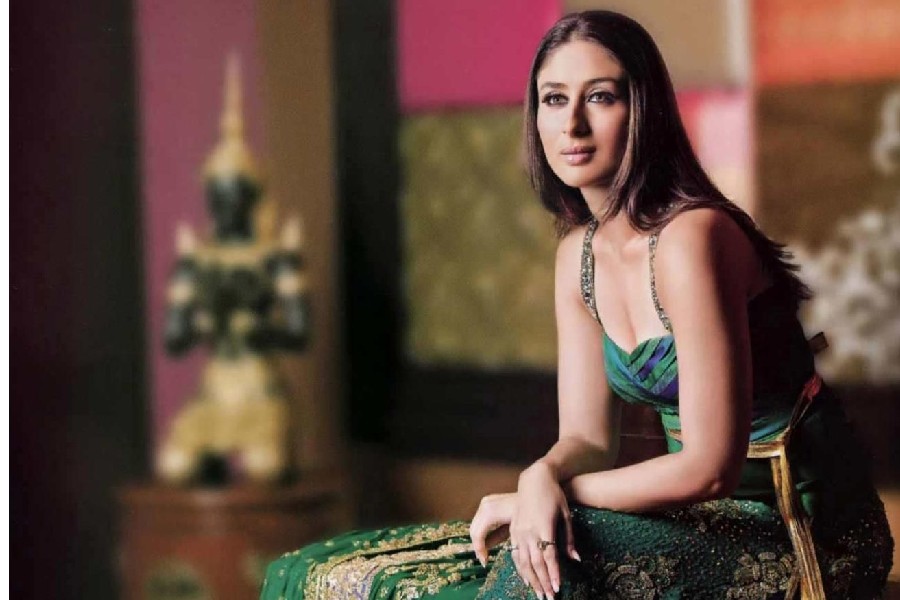 রাতের সাজে, চোখের মেক আপ হোক করিনার মতো নজরকাড়া।