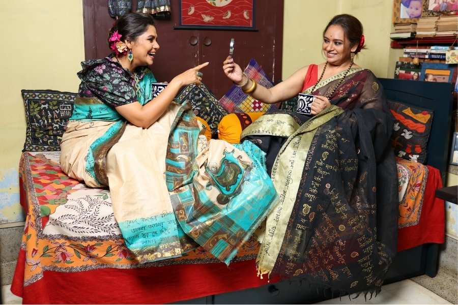 একান্তে দুই বোন। হাসি-ঠাট্টা, খুনসুটিতে যেন ফিরে পাওয়া মেয়েবেলা।  বোনের সঙ্গে মশকরায় মেতেছেন বিদীপ্তা। আতস কাঁচে দেখতে চান সুদীপ্তার হাতের রেখা। কেমন হবে ভবিষ্যৎ! হাসতে হাসতে বোনের পাল্টা জবাব-‘নতুন কী বলবি? সে তো সবাই জানে!’’  অফ-হোয়াইট তুঁতের কম্বিনেশনের তসর শাড়িতে ঝলমলে সুদীপ্তা। তাতে  রবীন্দ্রনাথের কবিতা লেখা। গলায় মানানসই ম্যাক্রমের হার। বিদীপ্তা অনন্যা শঙ্খ ঘোষের কবিতা লেখা জড়িপাড় কালো শাড়িতে।