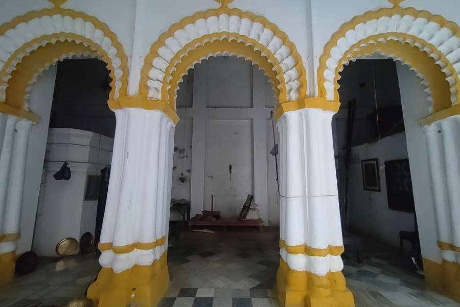 পলাশীর যুদ্ধের আগে ১৭৪০ সালে ব্যবসায়ী অক্রুর দত্ত হুগলি থেকে কলকাতায় আসেন। 