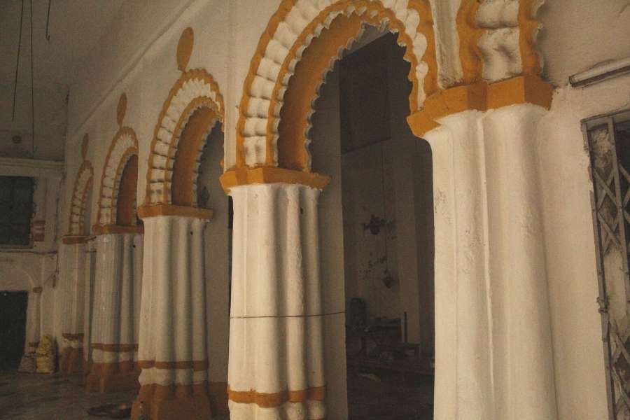 ১৭৮৬-৮৭ সালে বৌবাজারে ঠাকুরদালান-সহ বসতবাড়ি গড়ে দুর্গাপুজো শুরু করেন অক্রুর। সেই রাস্তাই এখনকার অক্রুর দত্ত লেন।    