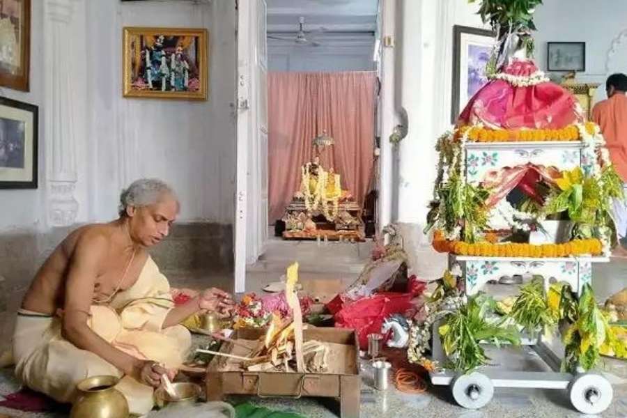 দেবীর কাঠামো পুজো হয় রথের দিন। এবং প্রতিপদে হয় ঘট স্থাপন।  