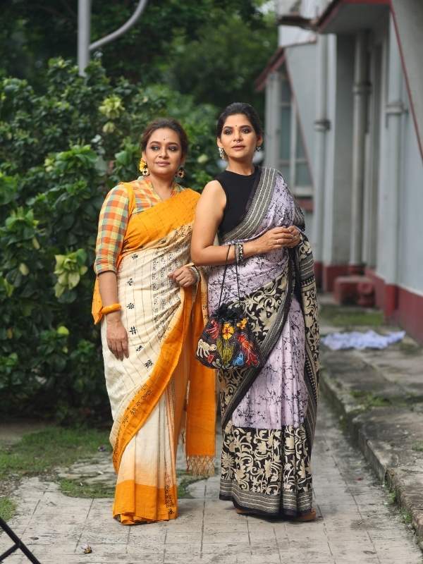 মডেল: বিদীপ্তা চক্রবর্তী, সুদীপ্তা চক্রবর্তী পোশাক ও গয়না: শ্রাবস্তী রূপটান ও কেশসজ্জা: বাবুসোনা সাহা ছবি: তীর্থঙ্কর দাস স্থান: শ্রাবস্তী পরিকল্পনা: শ্যামশ্রী সাহা