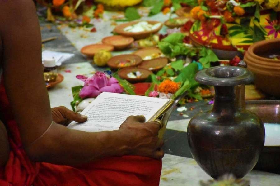 সপ্তমীতে নবপত্রিকাকে বাড়ির ঠাকুরদালানেই স্নান করানো হয়।   