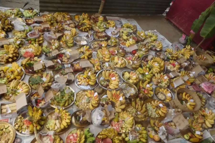 ভোগ দেওয়া হয় লুচি, ফল, মিষ্টি, চাল ও ডাল। অন্ন ভোগের রীতি নেই এ বাড়ির পুজোয়।  