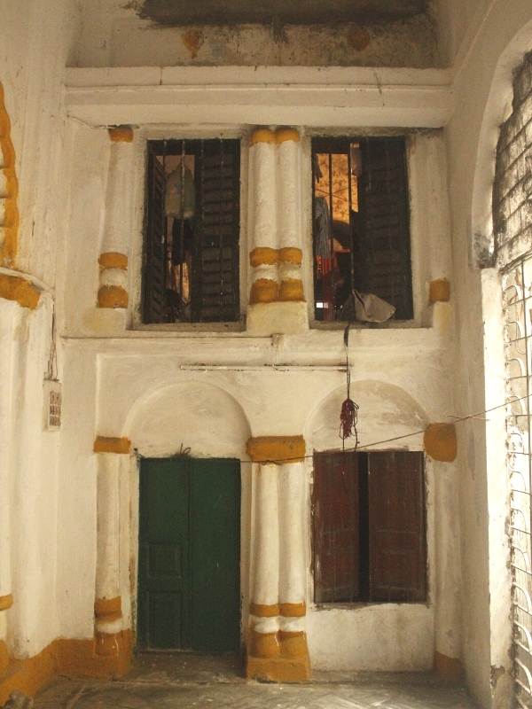 আগে পশু বলি হত। সেই রেওয়াজের বিলুপ্তি ঘটেছে। এখন আখ, ছাঁচি কুমড়ো বলি দেওয়া হয়। 