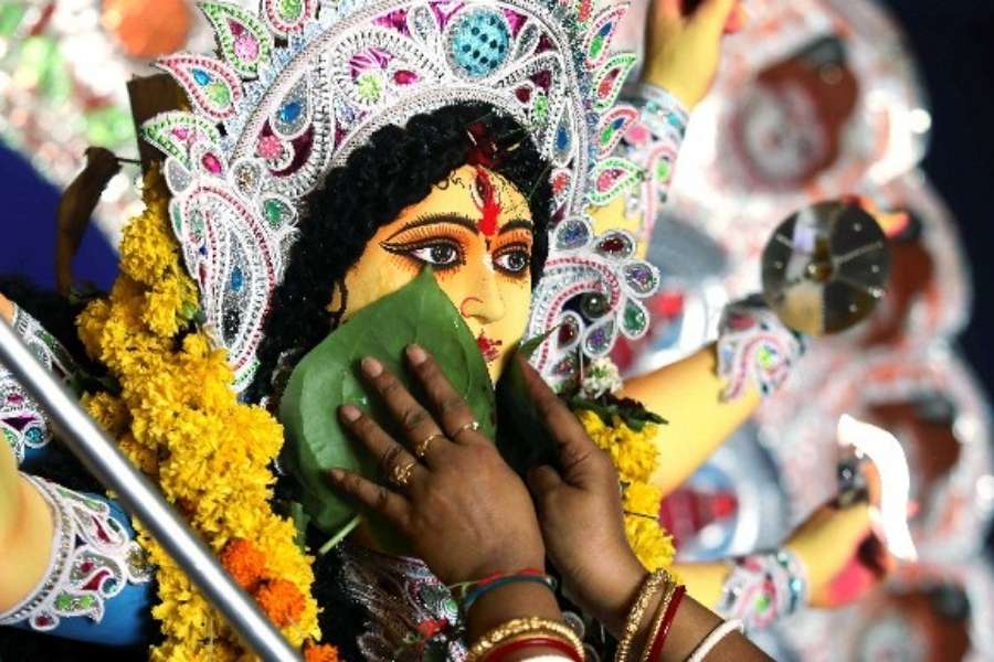 দশমীতে অপরাজিতা ফুল দিয়ে দেবীশক্তির আরাধনা হয়ে থাকে। 